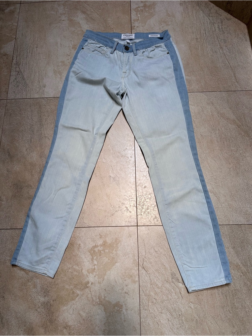 Light colored women’s Jeans with Side Stripe, size 27.